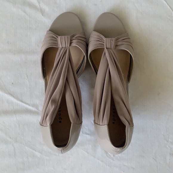 Apostrophe Taupe Peep Toe Pumps 8M - Picture 6 of 13